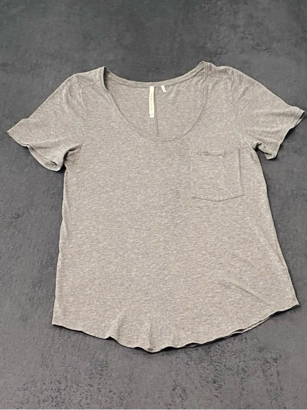 Aritzia The Group Babaton Shirt Womens M Gray Short Sleeve Round Hem Scoop Neck